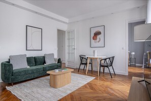 TV, stereo - Blueground | Miromesnil, near restaurants & shops (Paris)