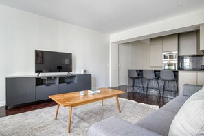 Una televisión, un reproductor estéreo