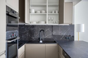 Frigorífico, microondas, horno y placa de cocina