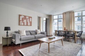 Una televisión, un reproductor estéreo