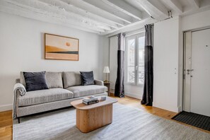 TV, stereo - Blueground | Sentier - Montorgueil, near stores (Paris)