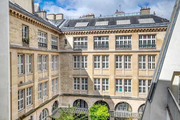 Property grounds - Blueground | Sentier - Montorgueil, near stores (Paris)