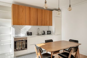 Fridge, microwave, oven, stovetop - Blueground | Batignolles, near park, family area (Paris)