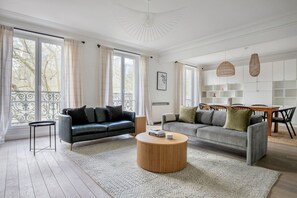 TV, stereo - Blueground | Pigalle, nr restaurants & boutiques (Paris)