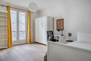 3 bedrooms, iron/ironing board, WiFi, bed sheets - Blueground | Pigalle, nr restaurants & boutiques (Paris)