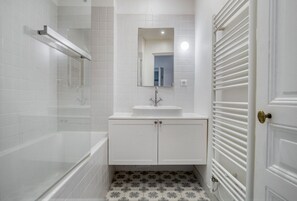Hair dryer, towels - Blueground | Pigalle, nr restaurants & boutiques (Paris)
