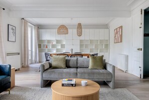 TV, stereo - Blueground | Pigalle, nr restaurants & boutiques (Paris)