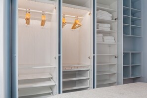 1 bedroom, iron/ironing board, WiFi, bed sheets - Blueground | Pigalle, nr dining & shopping (Paris)