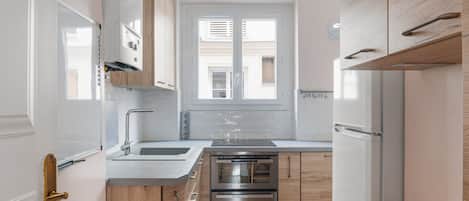 Refrigerador, microondas, horno y parrilla de estufa