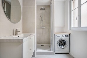 Hair dryer, towels - Blueground | Batignolles, close to parks & dining (Paris)