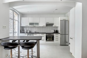 Een koelkast, een microgolfoven, een oven, een kookplaat