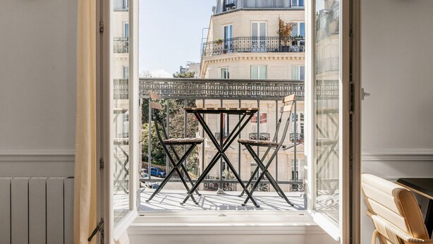 A room with a view of a balcony, a window, and a radiator. - Blueground | Jardin des Plantes, nr Notre Dame (Paris)