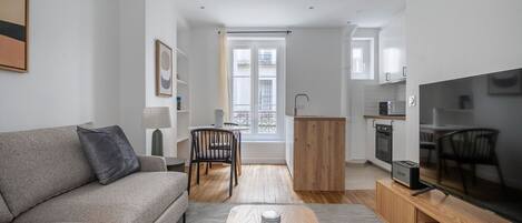 Een televisie en een stereo