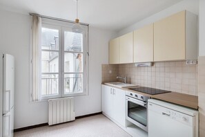 Kylskåp, mikrovågsugn, ugn och spishäll