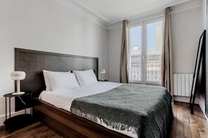 2 bedrooms, iron/ironing board, WiFi, bed sheets - Blueground | Europe, close to trains & offices (Paris)