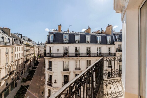 Property grounds - Blueground | Europe, close to trains & offices (Paris)