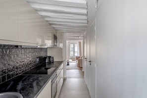 Kühlschrank, Mikrowelle, Ofen, Herdplatte