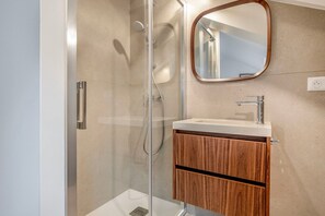 Hair dryer, towels - Blueground | Le Marais - Republique, nr food (Paris)