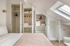 2 bedrooms, iron/ironing board, WiFi, bed sheets - Blueground | Le Marais - Republique, nr food (Paris)