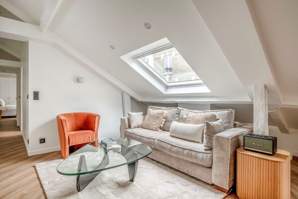 TV, stereo - Blueground | Le Marais - Republique, nr food (Paris)