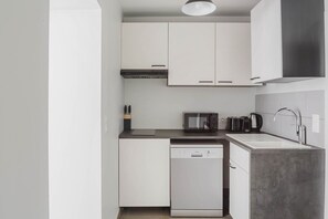 Réfrigérateur, four à micro-ondes, un four, surface de cuisson