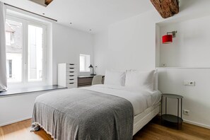 1 dormitorio, tabla de planchar con plancha, wifi y ropa de cama