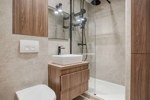 Hair dryer, towels - Blueground | Arc de Triomphe, nr Champs Elysées (Paris)