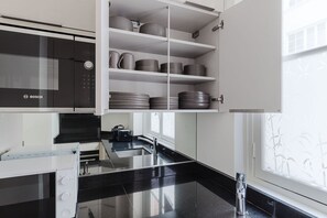 Kühlschrank, Mikrowelle, Ofen, Herdplatte