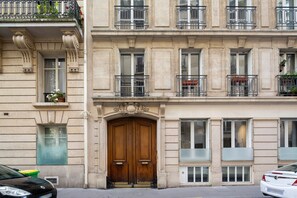 Exterior detail - Blueground | Pereire, furnished & equipped (Paris)