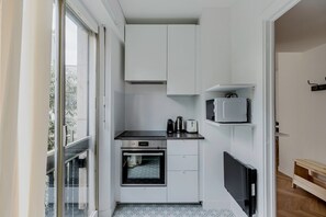 Een koelkast, een microgolfoven, een oven, een kookplaat