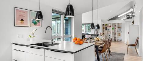 Fridge, microwave, dishwasher, cookware/dishes/utensils