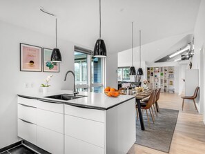 Kjøleskap, mikrobølgeovn, ovn og oppvaskmaskin