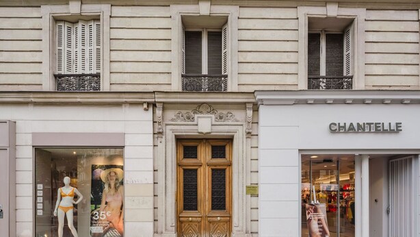 A building with a storefront labeled "CHANTELLE".