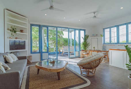 Comfort Apartment | Private kitchen | Electric kettle, toaster. Angel Bay