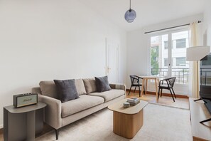 TV, stereo - Blueground | Trocadero, furniture & kitchen (Paris)