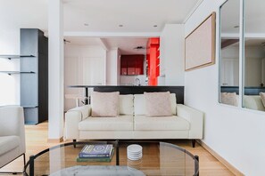 TV, stereo - Blueground | Bourse, furnished & equipped (Paris)