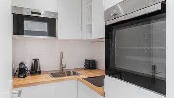 Een koelkast, een microgolfoven, een oven, een kookplaat