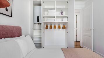 1 slaapkamer, een strijkplank/strijkijzer, wifi, beddengoed