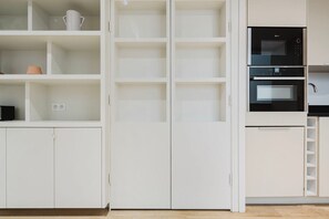 Kylskåp, mikrovågsugn, ugn och spishäll