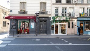 Straßenansicht mit einer Bar-Bistro, einem Café und einem Boutiquen-Geschäft.