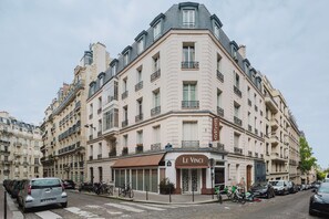 Exterior - Blueground | Trocadero, fully equipped & decorated (Paris)
