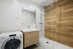 Sèche-cheveux, serviettes fournies