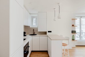 Geladeira, micro-ondas, fogão, cooktop