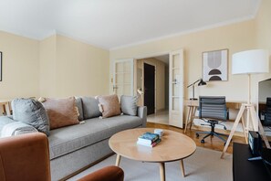 TV, stereo - Blueground | Trocadero,  move-in-ready + furniture (Paris)