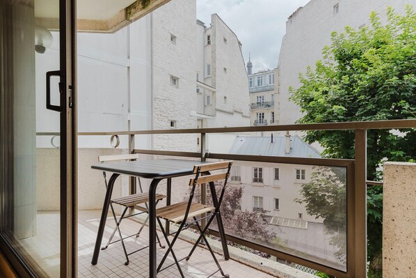 Outdoor dining - Blueground | Trocadero, move-in-ready + furniture (Paris)