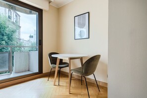 Dining - Blueground | Trocadero,  move-in-ready + furniture (Paris)