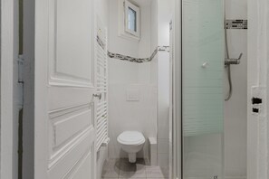 Hair dryer, towels - Blueground | Batignolles, near shops & markets (Paris)