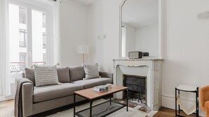 Een televisie en een stereo