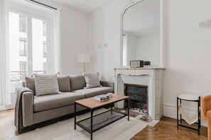 TV, stereo - Blueground | Batignolles, near shops & markets (Paris)