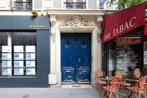 Outdoor dining - Blueground | Batignolles, near shops & markets (Paris)